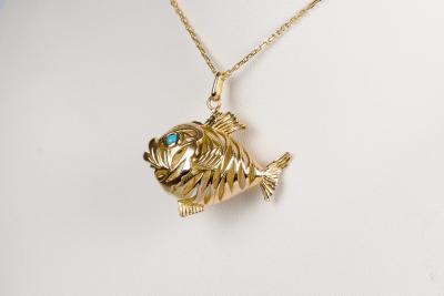 Collier en or jaune Poisson composé d’une chaine fine et d’un pendentif en or jaune 2
