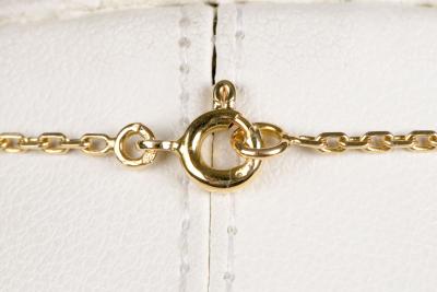 Collier en or jaune Poisson composé d’une chaine fine et d’un pendentif en or jaune 2