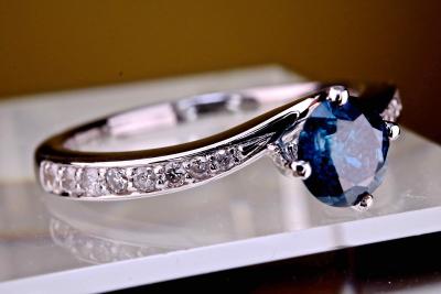 Bague Alliance moderne en or blanc 18 kt avec diamant bleu 