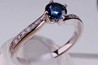 Bague Alliance moderne en or blanc 18 kt avec diamant bleu 