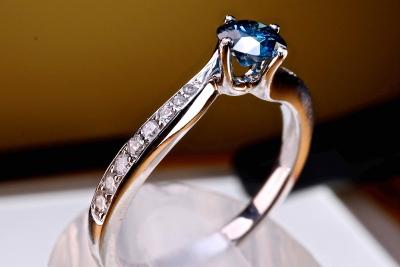 Bague Alliance moderne en or blanc 18 kt avec diamant bleu 