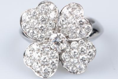 Anello “Cosmos” di Van Cleef & Arpels in oro bianco 18 carati, ornato da 53 diamanti