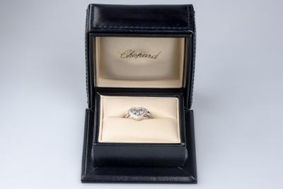 Bague coeur de la maison Chopard, en or blanc 18 carats, ornée de 28 diamants 2