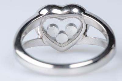 Bague coeur de la maison Chopard, en or blanc 18 carats, ornée de 28 diamants 2