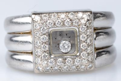 Bague carré de la maison Chopard, en or blanc 18 carats, ornée de 45 diamants 2