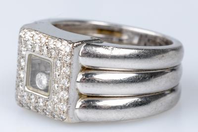 Bague carré de la maison Chopard, en or blanc 18 carats, ornée de 45 diamants 2