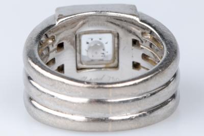 Bague carré de la maison Chopard, en or blanc 18 carats, ornée de 45 diamants 2
