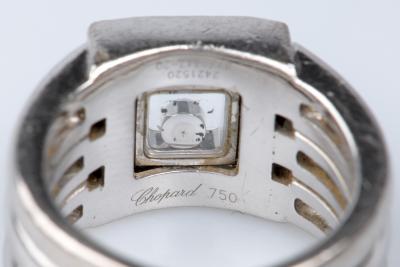Bague carré de la maison Chopard, en or blanc 18 carats, ornée de 45 diamants 2