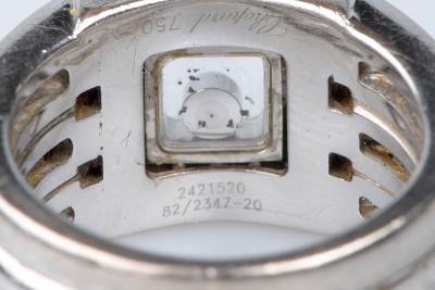 Bague carré de la maison Chopard, en or blanc 18 carats, ornée de 45 diamants 2