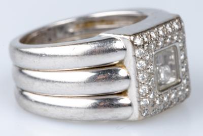 Bague carré de la maison Chopard, en or blanc 18 carats, ornée de 45 diamants 2