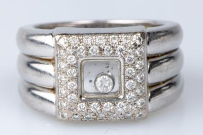 Bague carré de la maison Chopard, en or blanc 18 carats, ornée de 45 diamants 2