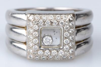 Bague carré de la maison Chopard, en or blanc 18 carats, ornée de 45 diamants 2