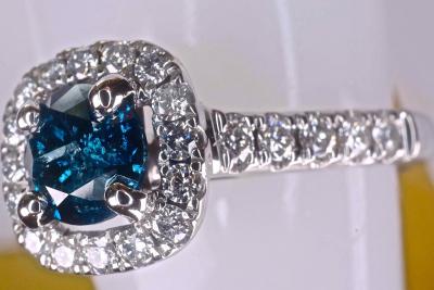 Diamant central naturel bleu de 0,51.5 carat certifié sur bague en or blanc 18 Kt et  0.31 Kt de diamants naturels 2