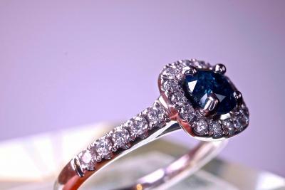 Diamant central naturel bleu de 0,51.5 carat certifié sur bague en or blanc 18 Kt et  0.31 Kt de diamants naturels 2