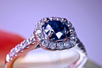 Diamant central naturel bleu de 0,51.5 carat certifié sur bague en or blanc 18 Kt et  0.31 Kt de diamants naturels 2