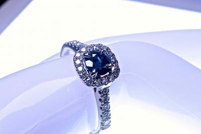 Diamant central naturel bleu de 0,51.5 carat certifié sur bague en or blanc 18 Kt et  0.31 Kt de diamants naturels 2