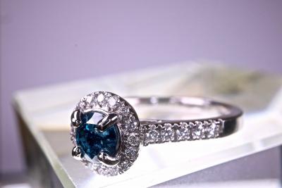 Diamant central naturel bleu  de 0,50 carat certifié sur bague en or blanc 18Kt et 0,23 Kt de diamants naturels 2