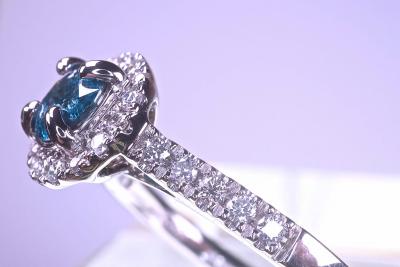 Diamant central naturel bleu  de 0,50 carat certifié sur bague en or blanc 18Kt et 0,23 Kt de diamants naturels 2