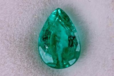Emeraude naturelle poire  transparente 0,59 ct., non chauffée 2