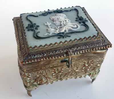 Old jewelry box, with Camay - Young girl's head 19th - Chiselled metal 2