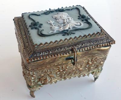 Old jewelry box, with Camay - Young girl's head 19th - Chiselled metal 2
