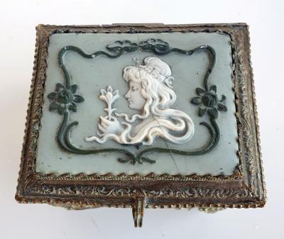 Old jewelry box, with Camay - Young girl's head 19th - Chiselled metal 2
