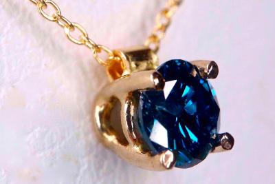 Collier en or jaune 18 kt serti d’un diamant central naturel bleu, fancy deep blue 2