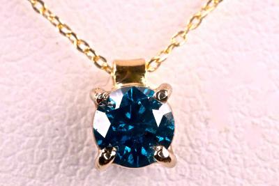Collier en or jaune 18 kt serti d’un diamant central naturel bleu, fancy deep blue 2