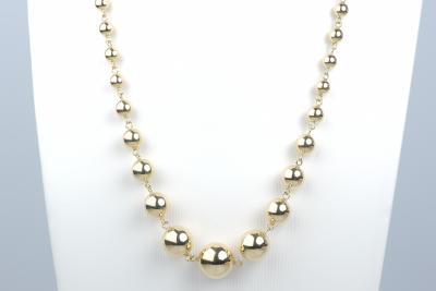 Collier en or jaune 18 carats orné de délicates boules 2