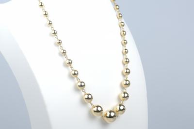 Collier en or jaune 18 carats orné de délicates boules 2