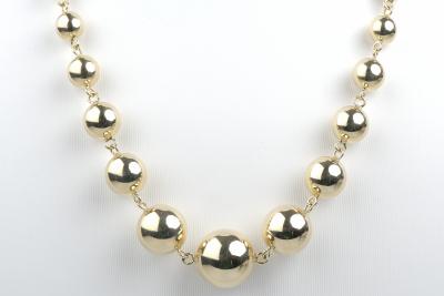 Collier en or jaune 18 carats orné de délicates boules 2