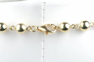 Collier en or jaune 18 carats orné de délicates boules 2