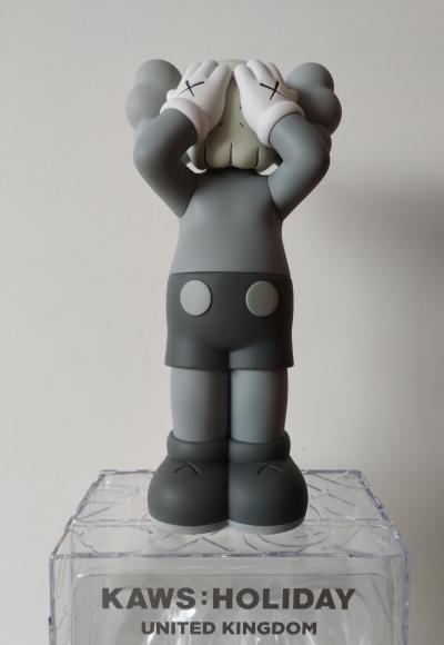 KAWS - Holiday United Kingdom Grey 2021 - Figurine 2