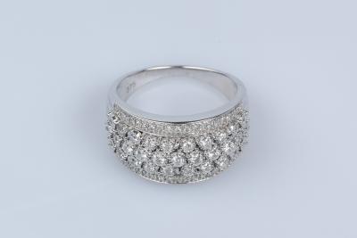 Bague en or blanc 9 carats ornée de 42 diamants 2