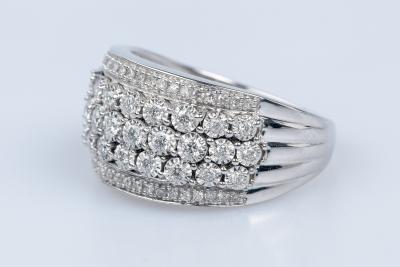 Bague en or blanc 9 carats ornée de 42 diamants 2