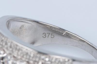 Bague en or blanc 9 carats ornée de 42 diamants 2