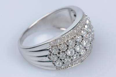 Bague en or blanc 9 carats ornée de 42 diamants 2