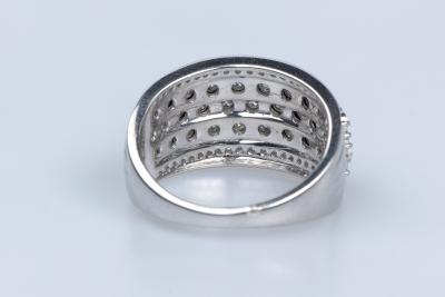 Bague en or blanc 9 carats ornée de 42 diamants 2