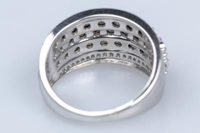 Bague en or blanc 9 carats ornée de 42 diamants 2