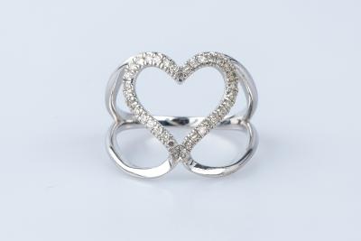 Bague en or blanc 9 carats 2