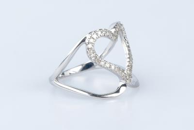 Bague en or blanc 9 carats 2