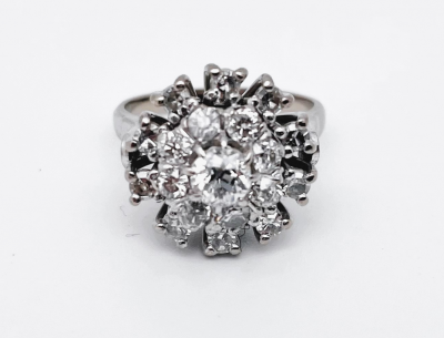 Bague ancienne diamants or blanc sertie de dix-neuf diamants de taille ancienne 2