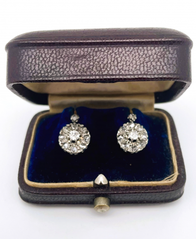 Boucles d’oreilles dormeuses en or - marguerites de diamants 2