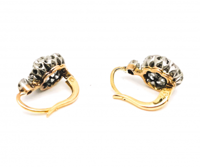 Boucles d’oreilles dormeuses en or - marguerites de diamants 2