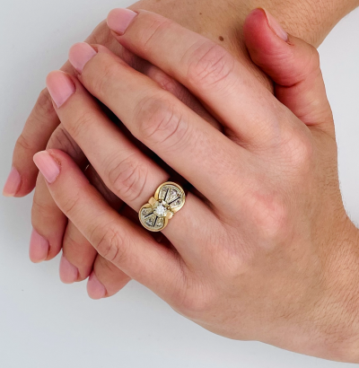 Bague ancienne en or jaune 750/1000 (18K), sertie d’un diamant de taille brillant calibrant 2