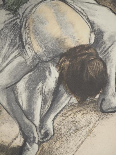 Edgar DEGAS : Ballerine ajustant son chausson, Lithographie et pochoir signée 2