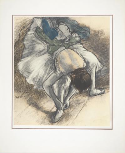 Edgar DEGAS : Ballerine ajustant son chausson, Lithographie et pochoir signée 2
