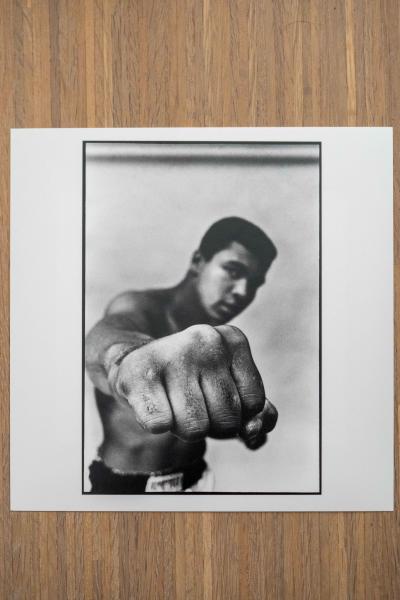 Thomas HOEPKER - Muhammad Ali montrant son poing droit, Chicago, USA, 1966 2