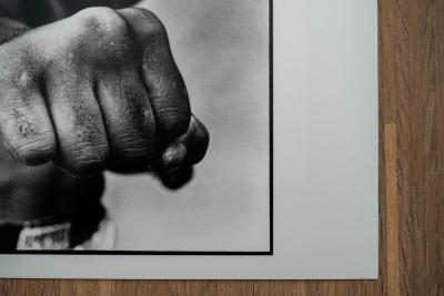 Thomas HOEPKER - Muhammad Ali montrant son poing droit, Chicago, USA, 1966 2