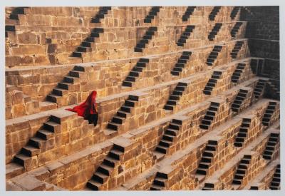 Steve MCCURRY - Femme dans le puits de Chand Baori, Inde, 2016, tirage C-Type en édition limitée signée 2